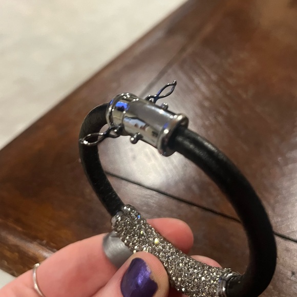 Crystal leather cuffling - Picture 2 of 4
